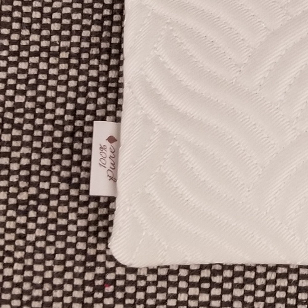White anything bag from 100% Pure. makeup bag, travel pouch, rose gold - Picture 5 of 5